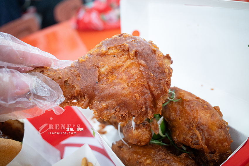 台北大巨蛋美食｜美式氛圍融入台式風味，炸雞皮薄肉多汁，薯條細長又酥脆，最愛沾松露醬