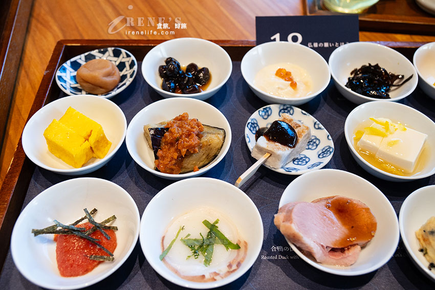 築地場外市場旁的18品日式早餐,白粥熱湯配16碟小菜,多為築地特色美食,想吃先訂位 築地場外市場旁的18品日式早餐,白粥熱湯配16碟小菜,多為築地特色美食,想吃先訂位