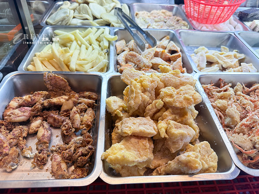隱藏在市場內的炸雞店，皮蛋、蒜片小花蟹都很讚，炸京片子不要隨便點，根本停不下來的涮嘴