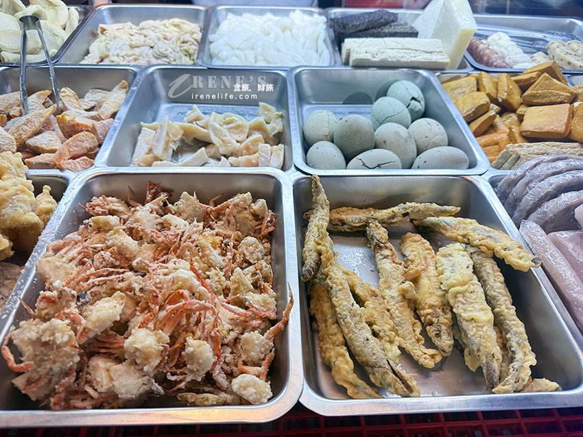 隱藏在市場內的炸雞店，皮蛋、蒜片小花蟹都很讚，炸京片子不要隨便點，根本停不下來的涮嘴
