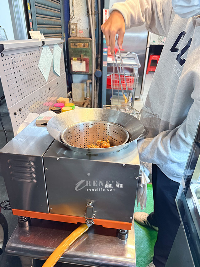 隱藏在市場內的炸雞店，皮蛋、蒜片小花蟹都很讚，炸京片子不要隨便點，根本停不下來的涮嘴