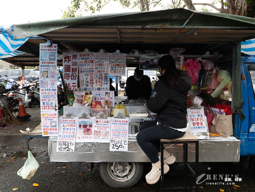 頭城車站旁找發財車吃蔥油餅，時常大排長龍的阿伯炸蛋蔥油餅，一週只賣三天