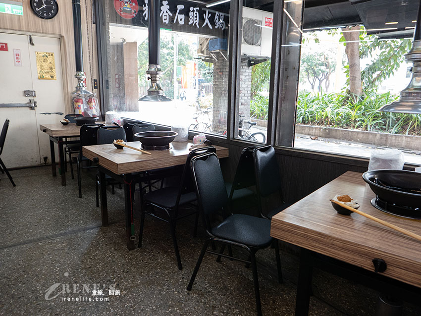 西門町排隊美食,老字號的石頭火鍋還沒開門就排隊,食材自己拿,依盤色計價 西門町排隊美食,老字號的石頭火鍋還沒開門就排隊,食材自己拿,依盤色計價