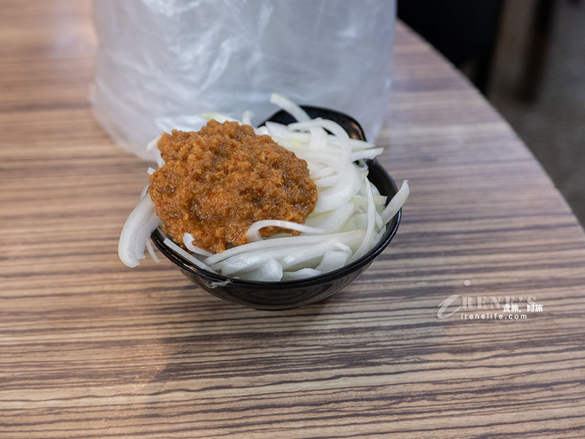 西門町排隊美食,老字號的石頭火鍋還沒開門就排隊,食材自己拿,依盤色計價 西門町排隊美食,老字號的石頭火鍋還沒開門就排隊,食材自己拿,依盤色計價