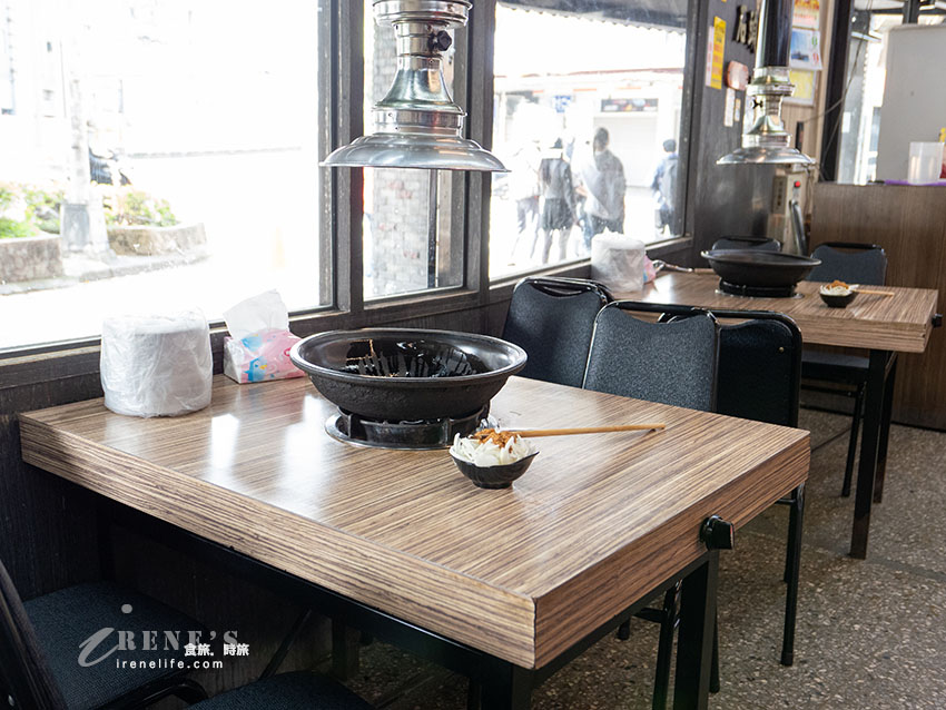 西門町排隊美食,老字號的石頭火鍋還沒開門就排隊,食材自己拿,依盤色計價 西門町排隊美食,老字號的石頭火鍋還沒開門就排隊,食材自己拿,依盤色計價