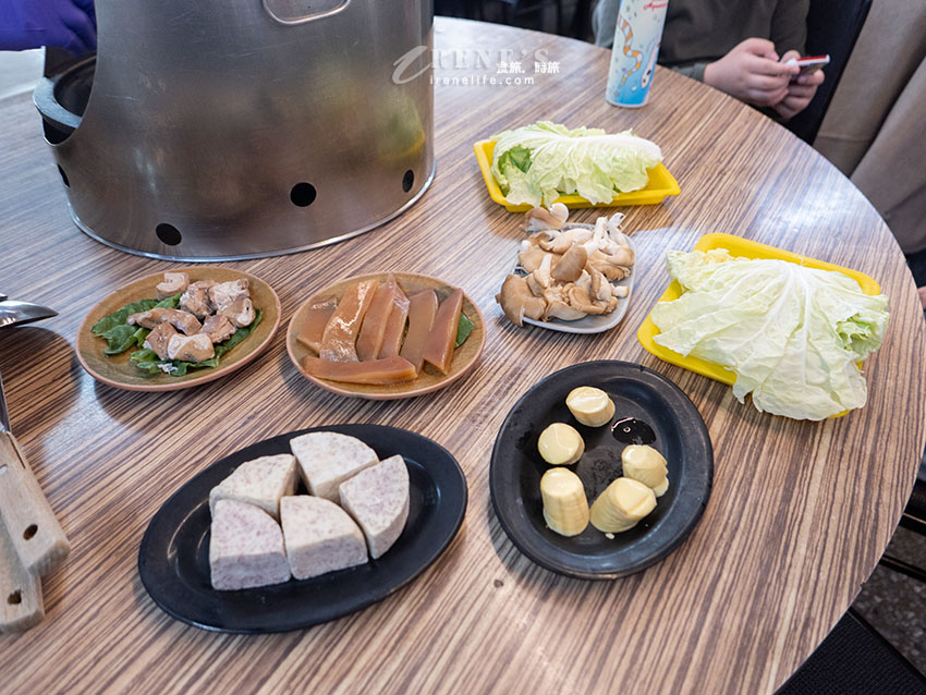 西門町排隊美食,老字號的石頭火鍋還沒開門就排隊,食材自己拿,依盤色計價 西門町排隊美食,老字號的石頭火鍋還沒開門就排隊,食材自己拿,依盤色計價