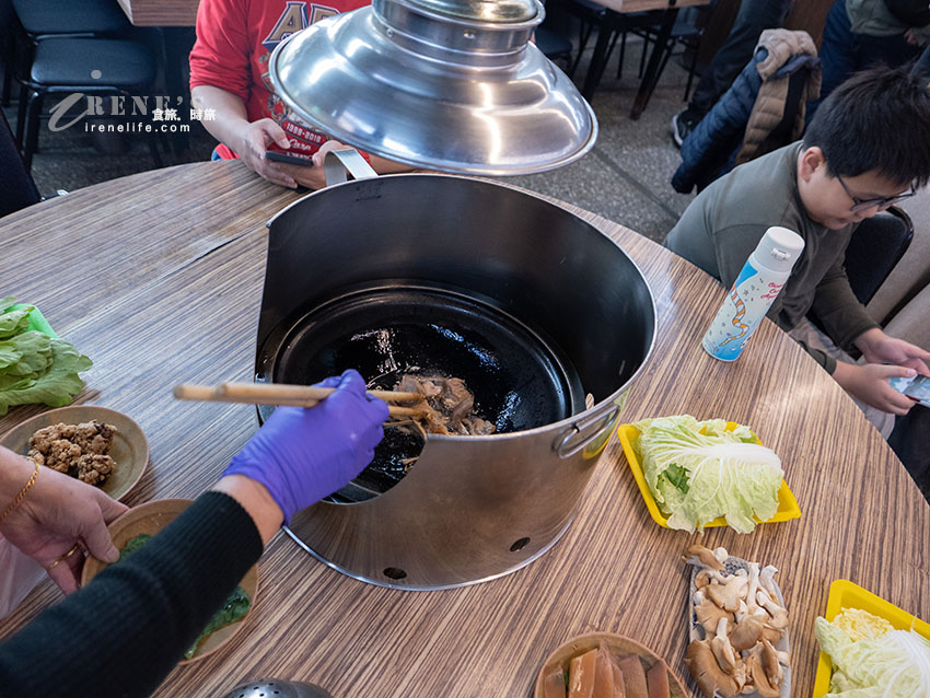 西門町排隊美食,老字號的石頭火鍋還沒開門就排隊,食材自己拿,依盤色計價 西門町排隊美食,老字號的石頭火鍋還沒開門就排隊,食材自己拿,依盤色計價