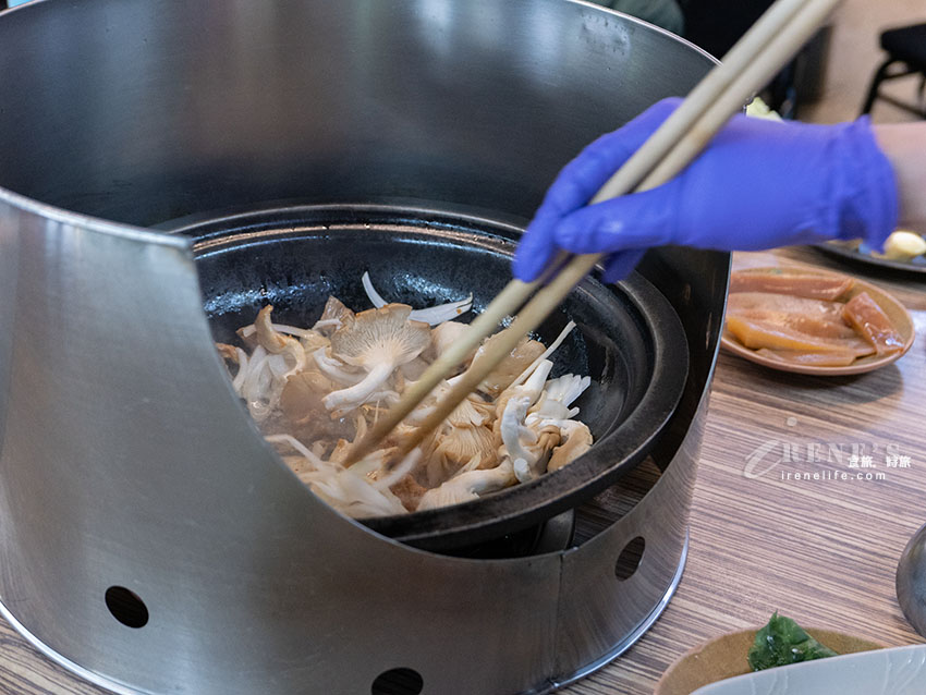 西門町排隊美食,老字號的石頭火鍋還沒開門就排隊,食材自己拿,依盤色計價 西門町排隊美食,老字號的石頭火鍋還沒開門就排隊,食材自己拿,依盤色計價
