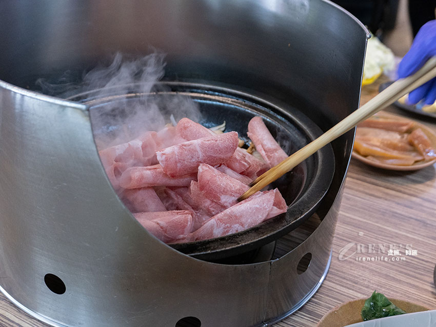 西門町排隊美食,老字號的石頭火鍋還沒開門就排隊,食材自己拿,依盤色計價 西門町排隊美食,老字號的石頭火鍋還沒開門就排隊,食材自己拿,依盤色計價