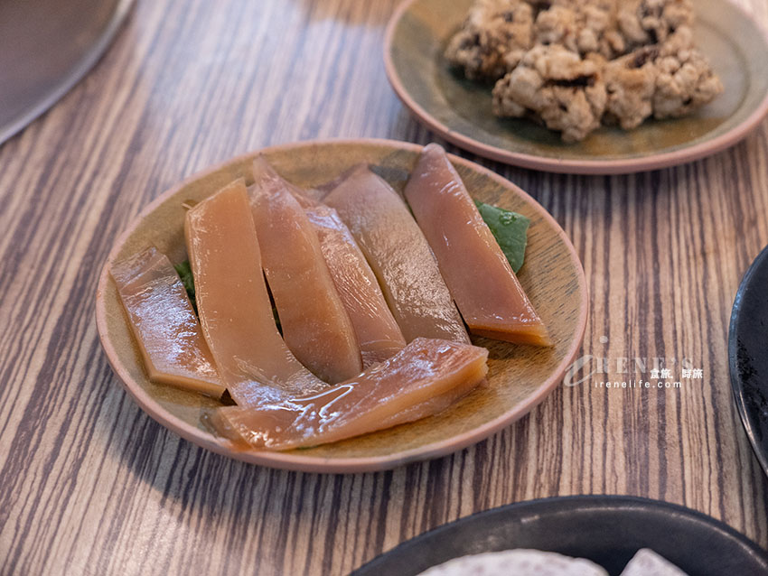 西門町排隊美食,老字號的石頭火鍋還沒開門就排隊,食材自己拿,依盤色計價 西門町排隊美食,老字號的石頭火鍋還沒開門就排隊,食材自己拿,依盤色計價