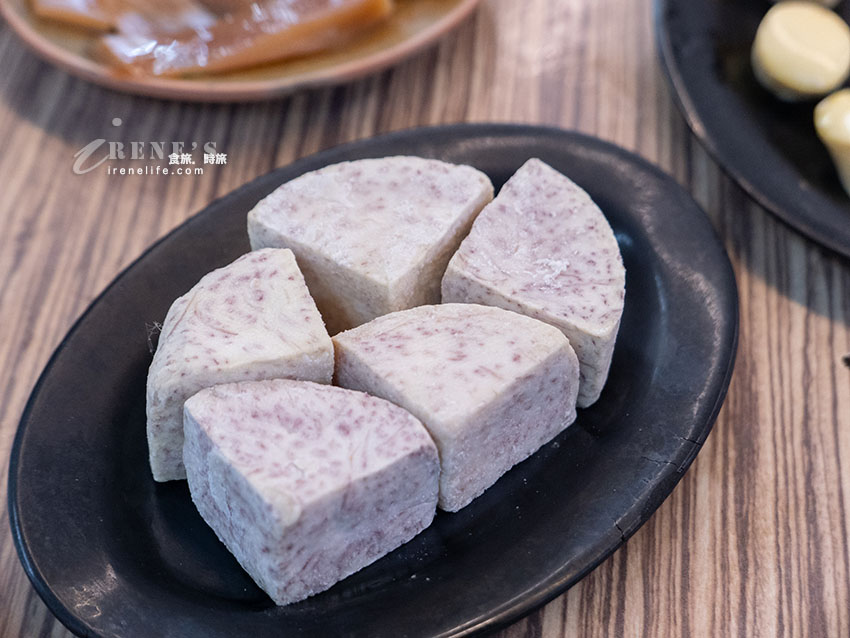 西門町排隊美食,老字號的石頭火鍋還沒開門就排隊,食材自己拿,依盤色計價 西門町排隊美食,老字號的石頭火鍋還沒開門就排隊,食材自己拿,依盤色計價