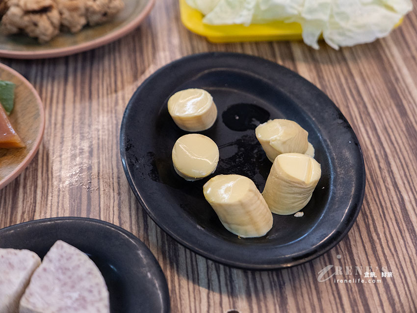 西門町排隊美食,老字號的石頭火鍋還沒開門就排隊,食材自己拿,依盤色計價 西門町排隊美食,老字號的石頭火鍋還沒開門就排隊,食材自己拿,依盤色計價
