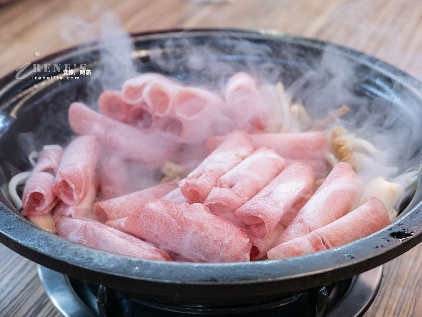 西門町排隊美食，老字號的石頭火鍋還沒開門就排隊，食材自己拿，依盤色計價