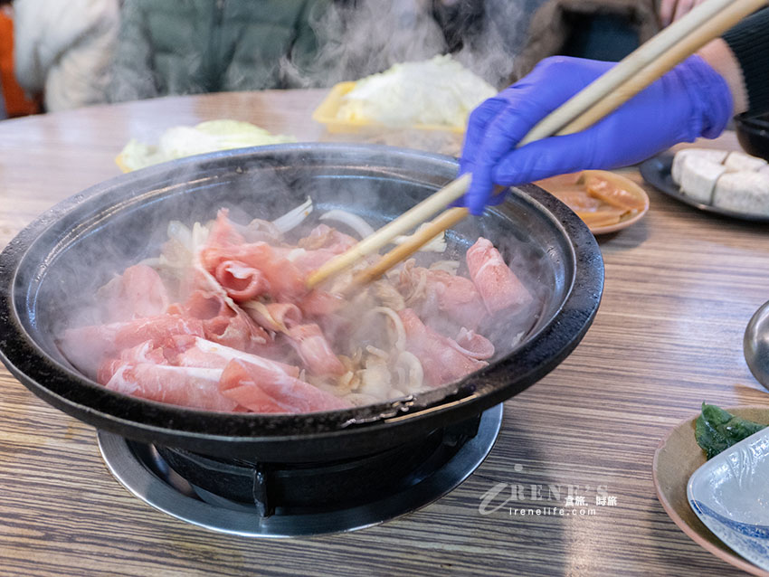 西門町排隊美食,老字號的石頭火鍋還沒開門就排隊,食材自己拿,依盤色計價 西門町排隊美食,老字號的石頭火鍋還沒開門就排隊,食材自己拿,依盤色計價