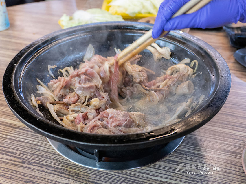 西門町排隊美食,老字號的石頭火鍋還沒開門就排隊,食材自己拿,依盤色計價 西門町排隊美食,老字號的石頭火鍋還沒開門就排隊,食材自己拿,依盤色計價
