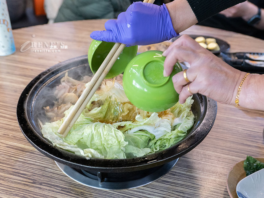 西門町排隊美食,老字號的石頭火鍋還沒開門就排隊,食材自己拿,依盤色計價 西門町排隊美食,老字號的石頭火鍋還沒開門就排隊,食材自己拿,依盤色計價