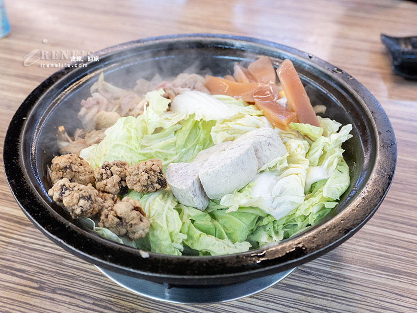 西門町排隊美食,老字號的石頭火鍋還沒開門就排隊,食材自己拿,依盤色計價 西門町排隊美食,老字號的石頭火鍋還沒開門就排隊,食材自己拿,依盤色計價