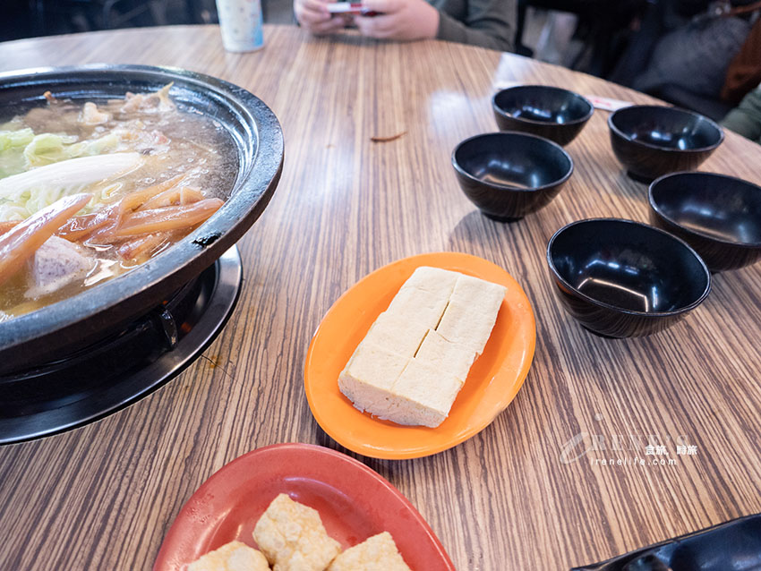 西門町排隊美食,老字號的石頭火鍋還沒開門就排隊,食材自己拿,依盤色計價 西門町排隊美食,老字號的石頭火鍋還沒開門就排隊,食材自己拿,依盤色計價
