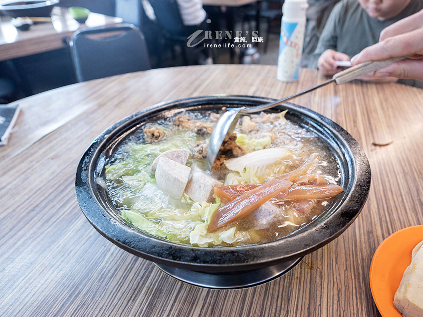 西門町排隊美食，老字號的石頭火鍋還沒開門就排隊，食材自己拿，依盤色計價