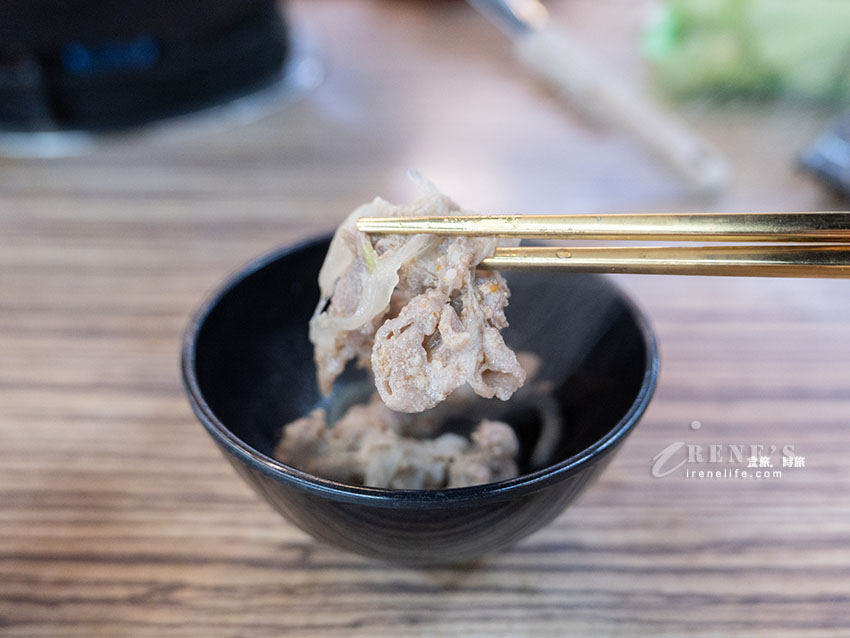 西門町排隊美食,老字號的石頭火鍋還沒開門就排隊,食材自己拿,依盤色計價 西門町排隊美食,老字號的石頭火鍋還沒開門就排隊,食材自己拿,依盤色計價