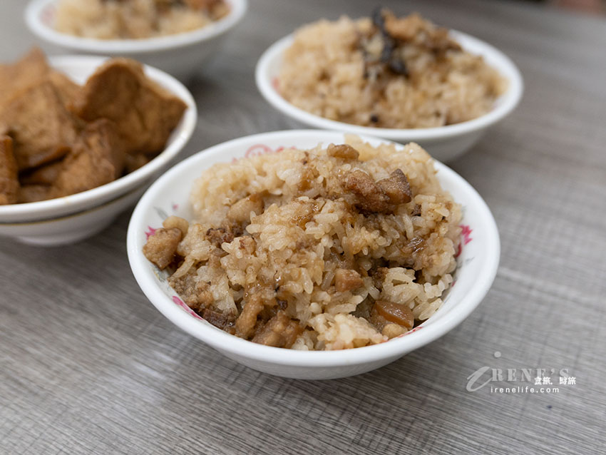 大龍街夜市的人氣小吃,天還沒黑油飯就已售罄,多種湯品選擇多,肉羹很出色 大龍街夜市的人氣小吃,天還沒黑油飯就已售罄,多種湯品選擇多,肉羹很出色