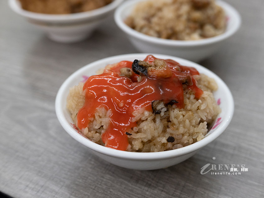 大龍街夜市的人氣小吃,天還沒黑油飯就已售罄,多種湯品選擇多,肉羹很出色 大龍街夜市的人氣小吃,天還沒黑油飯就已售罄,多種湯品選擇多,肉羹很出色
