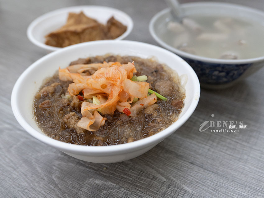 大龍街夜市的人氣小吃，天還沒黑油飯就已售罄，多種湯品選擇多，肉羹很出色