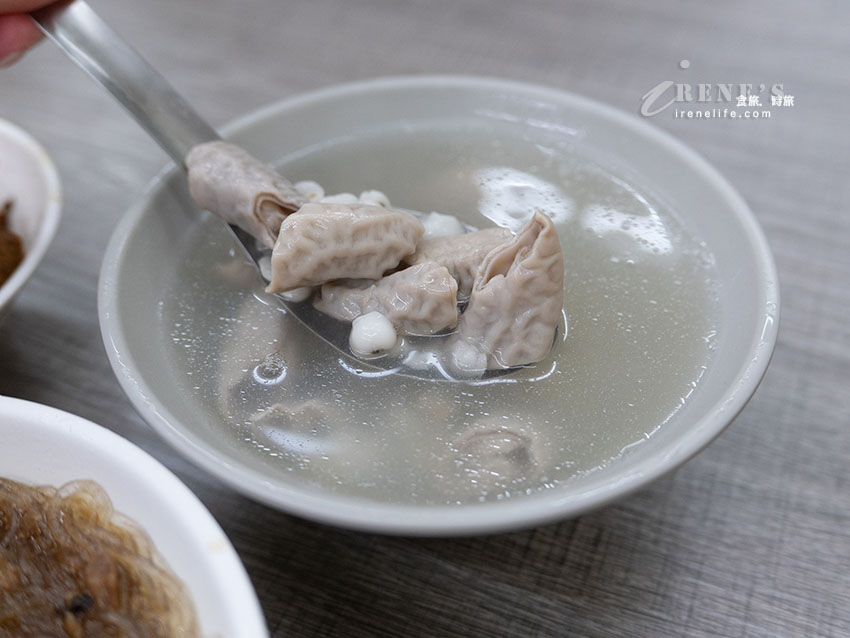 大龍街夜市的人氣小吃,天還沒黑油飯就已售罄,多種湯品選擇多,肉羹很出色 大龍街夜市的人氣小吃,天還沒黑油飯就已售罄,多種湯品選擇多,肉羹很出色