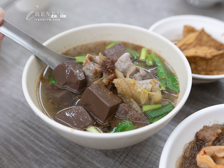 大龍街夜市的人氣小吃,天還沒黑油飯就已售罄,多種湯品選擇多,肉羹很出色 大龍街夜市的人氣小吃,天還沒黑油飯就已售罄,多種湯品選擇多,肉羹很出色