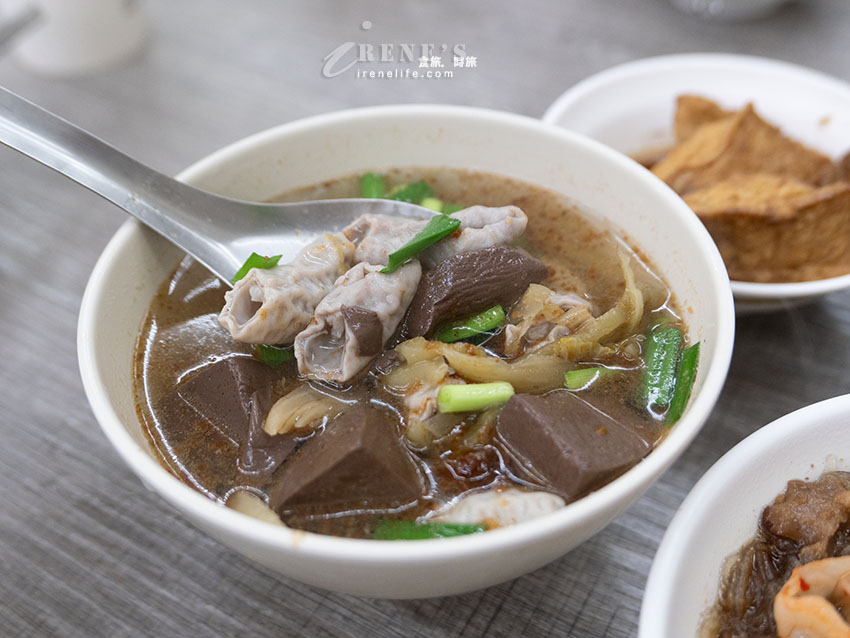 大龍街夜市的人氣小吃,天還沒黑油飯就已售罄,多種湯品選擇多,肉羹很出色 大龍街夜市的人氣小吃,天還沒黑油飯就已售罄,多種湯品選擇多,肉羹很出色