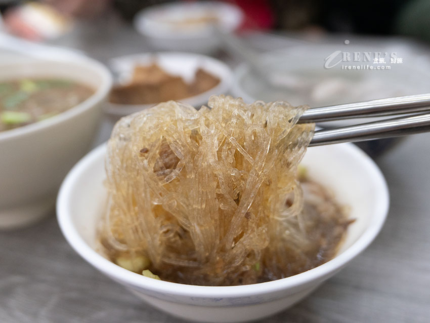 大龍街夜市的人氣小吃,天還沒黑油飯就已售罄,多種湯品選擇多,肉羹很出色 大龍街夜市的人氣小吃,天還沒黑油飯就已售罄,多種湯品選擇多,肉羹很出色