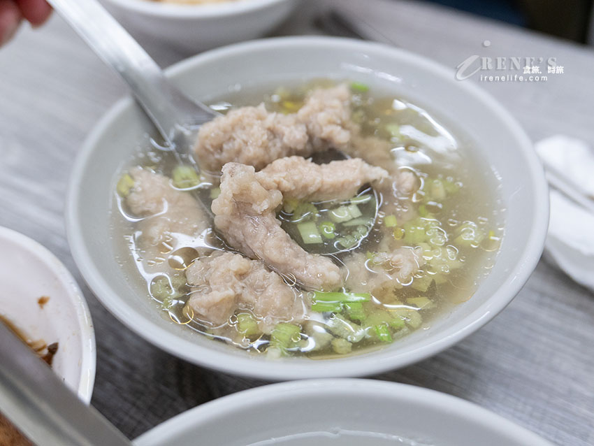 大龍街夜市的人氣小吃,天還沒黑油飯就已售罄,多種湯品選擇多,肉羹很出色 大龍街夜市的人氣小吃,天還沒黑油飯就已售罄,多種湯品選擇多,肉羹很出色