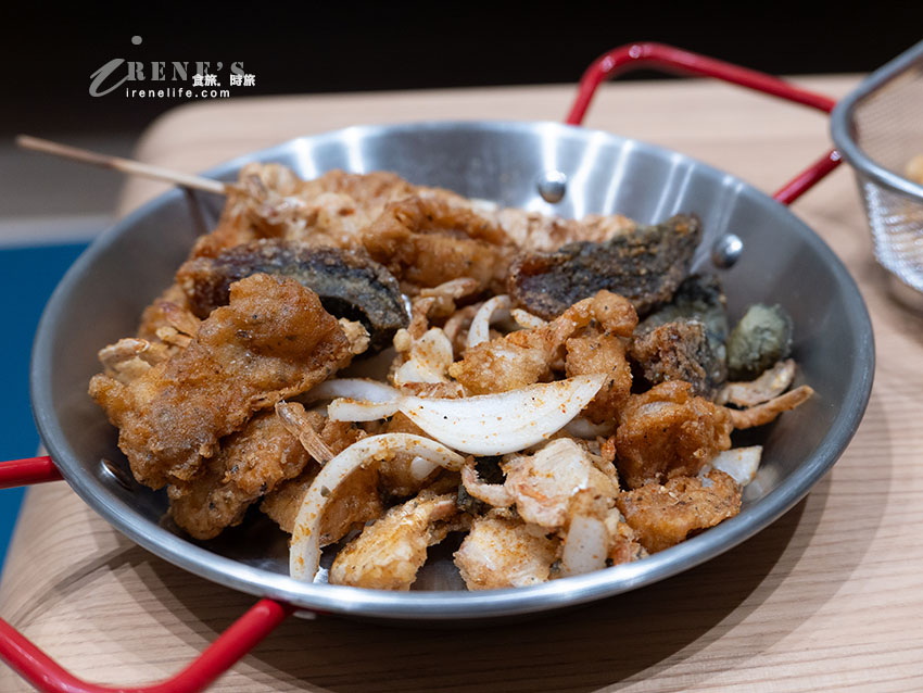 隱藏在市場內的炸雞店，皮蛋、蒜片小花蟹都很讚，炸京片子不要隨便點，根本停不下來的涮嘴