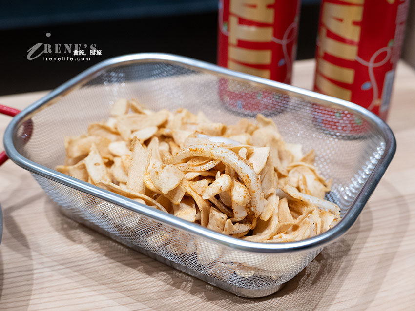 隱藏在市場內的炸雞店，皮蛋、蒜片小花蟹都很讚，炸京片子不要隨便點，根本停不下來的涮嘴