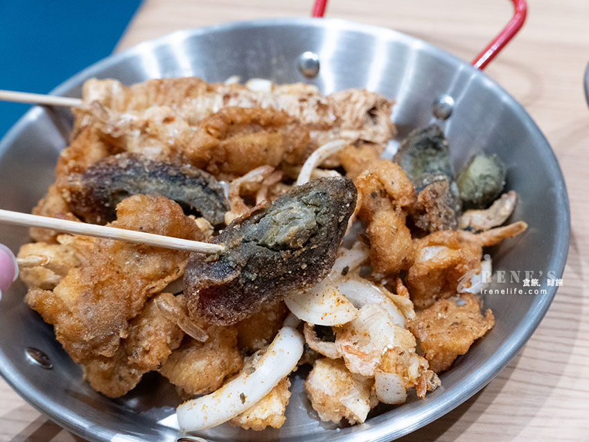 隱藏在市場內的炸雞店，皮蛋、蒜片小花蟹都很讚，炸京片子不要隨便點，根本停不下來的涮嘴
