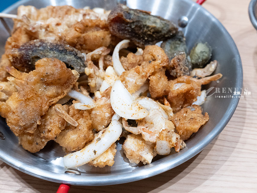 隱藏在市場內的炸雞店，皮蛋、蒜片小花蟹都很讚，炸京片子不要隨便點，根本停不下來的涮嘴 @Irene's 食旅．時旅