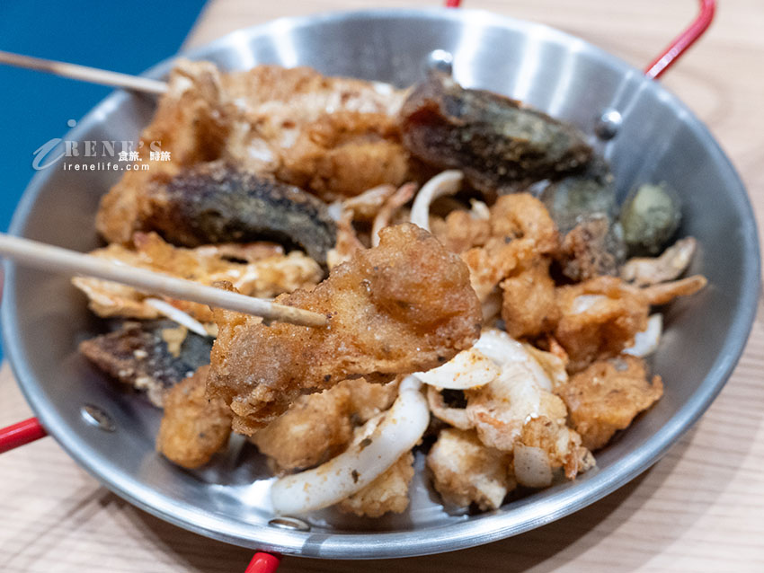 隱藏在市場內的炸雞店，皮蛋、蒜片小花蟹都很讚，炸京片子不要隨便點，根本停不下來的涮嘴