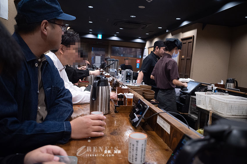 超便宜的東京食堂，一千日圓內就有彭拜的一整套定食，來吃的幾乎都是在地人