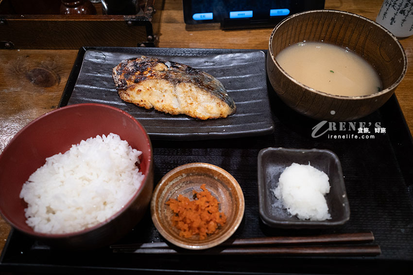 超便宜的東京食堂，一千日圓內就有彭拜的一整套定食，來吃的幾乎都是在地人 @Irene's 食旅．時旅