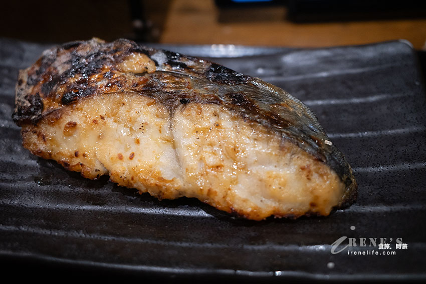 超便宜的東京食堂，一千日圓內就有彭拜的一整套定食，來吃的幾乎都是在地人