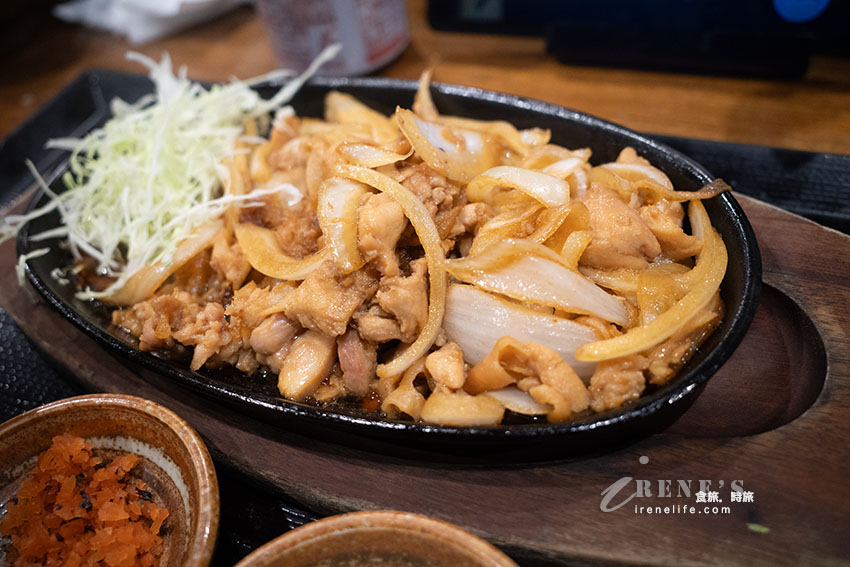 超便宜的東京食堂，一千日圓內就有彭拜的一整套定食，來吃的幾乎都是在地人
