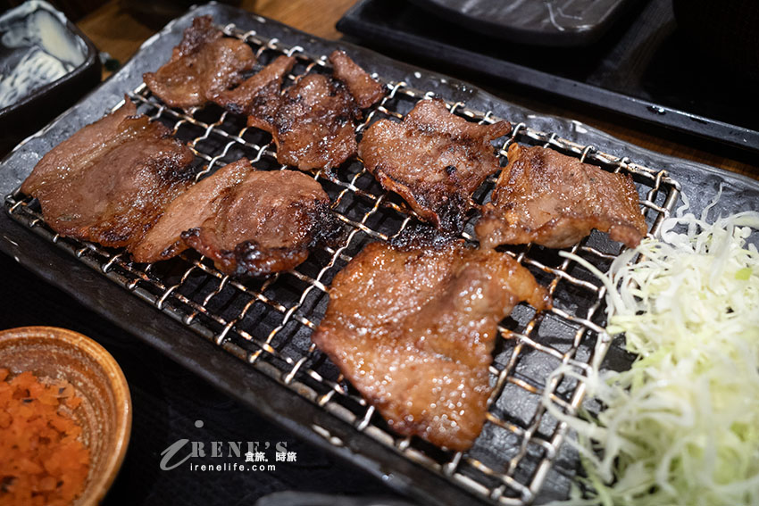 超便宜的東京食堂，一千日圓內就有彭拜的一整套定食，來吃的幾乎都是在地人