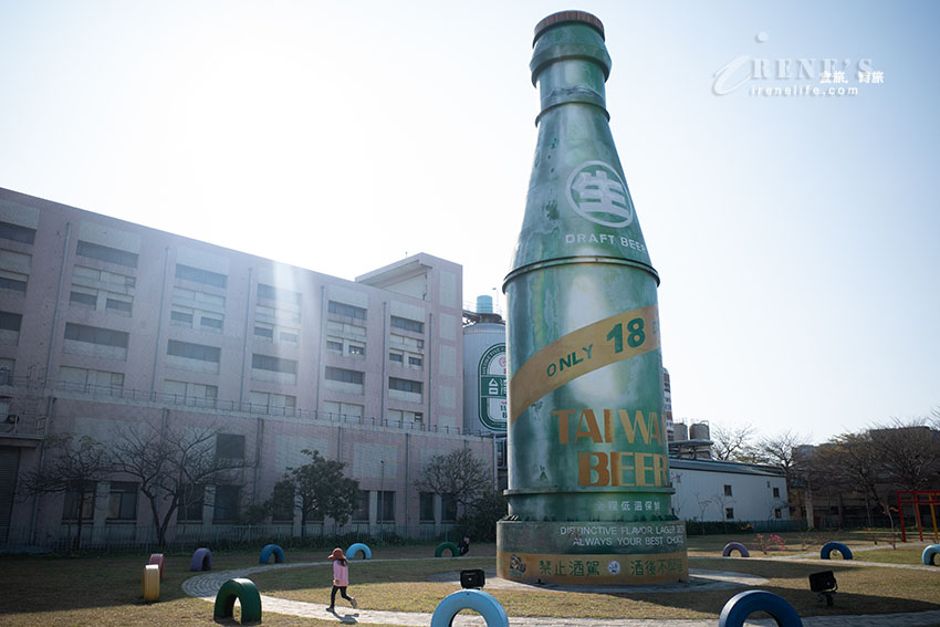 免門票還有免費停車場，大片草皮的啤酒公園好拍好溜孩，商品部也好好買，滿額送啤酒