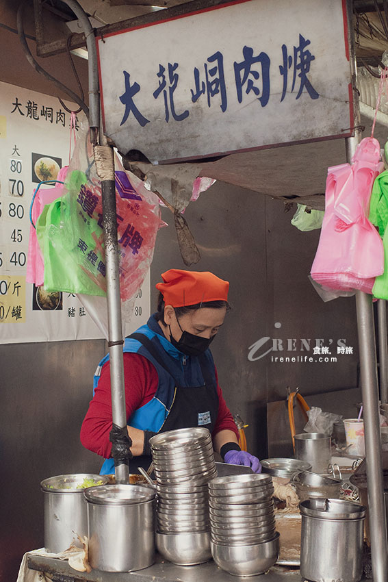 低調的大龍峒人氣老店,走到巷口就看到長長排隊人龍,米粉湯濃郁、黑白切種類多 低調的大龍峒人氣老店,走到巷口就看到長長排隊人龍,米粉湯濃郁、黑白切種類多