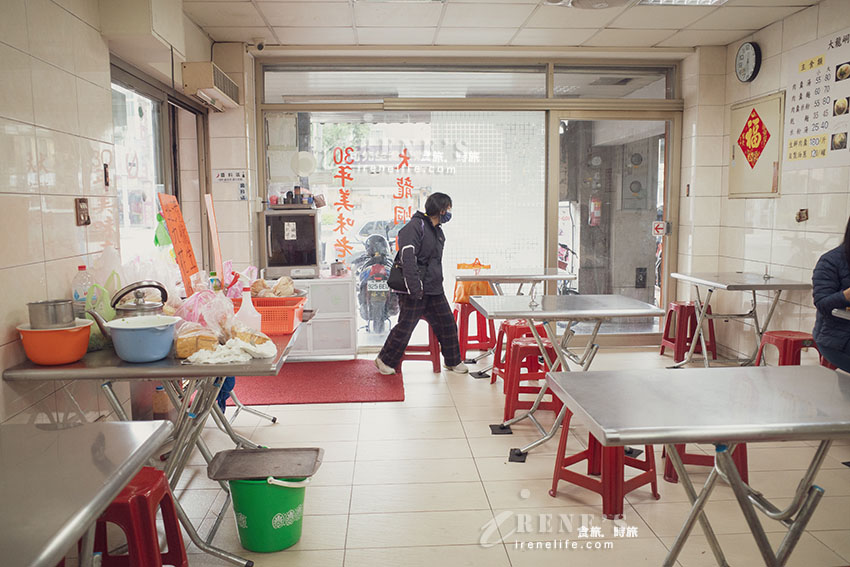 低調的大龍峒人氣老店,走到巷口就看到長長排隊人龍,米粉湯濃郁、黑白切種類多 低調的大龍峒人氣老店,走到巷口就看到長長排隊人龍,米粉湯濃郁、黑白切種類多