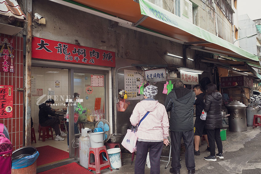 低調的大龍峒人氣老店,走到巷口就看到長長排隊人龍,米粉湯濃郁、黑白切種類多 低調的大龍峒人氣老店,走到巷口就看到長長排隊人龍,米粉湯濃郁、黑白切種類多