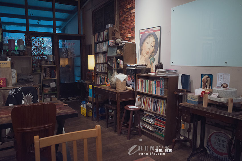 近保安宮飄香傳七代的美味豆花,店內裝潢與收藏好復古,可惜花椒麻辣豆花已停售 近保安宮飄香傳七代的美味豆花,店內裝潢與收藏好復古,可惜花椒麻辣豆花已停售