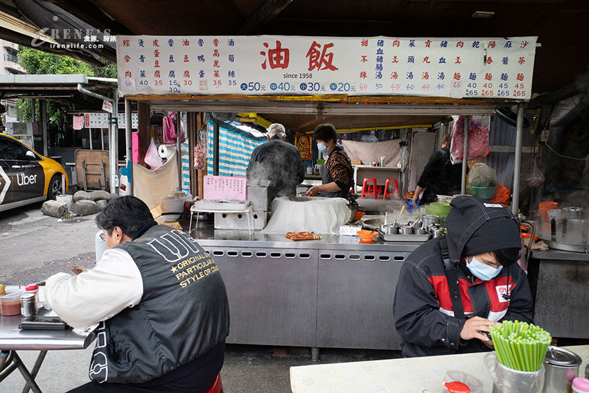 延平北路酒泉街口的無名油飯,油飯只要20元,鐵皮屋一賣就是數十年 延平北路酒泉街口的無名油飯,油飯只要20元,鐵皮屋一賣就是數十年