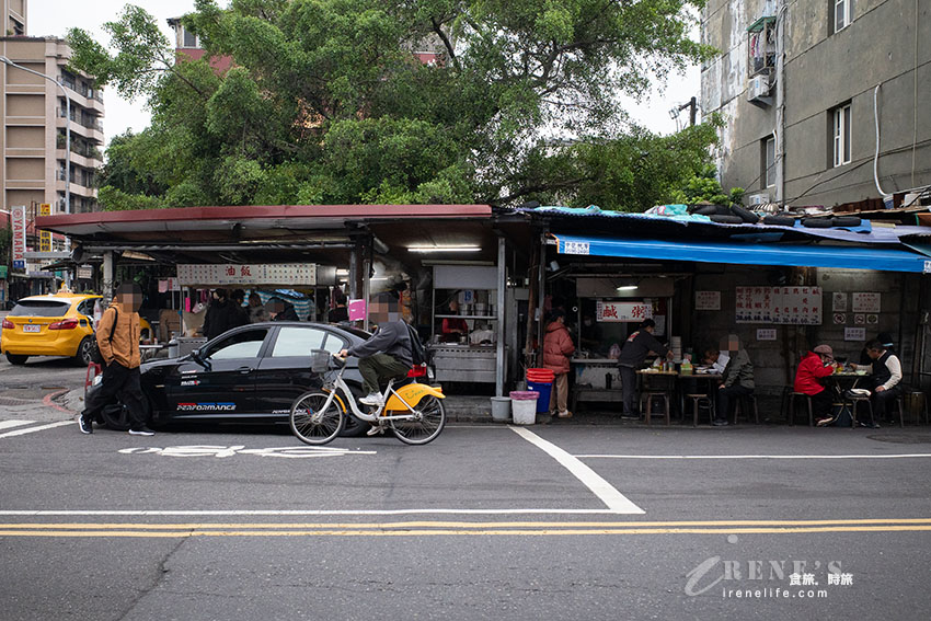 延平北路酒泉街口的無名油飯,油飯只要20元,鐵皮屋一賣就是數十年 延平北路酒泉街口的無名油飯,油飯只要20元,鐵皮屋一賣就是數十年