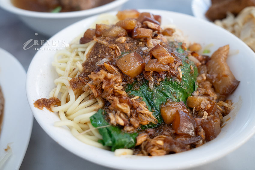 鄰近松山車站、五分埔商圈的台味小吃，魯肉飯必吃別錯過，排骨酥湯肉軟入味，湯不夠還可加